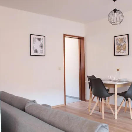 Zentral. Stylisch. Balkon & Parkplatz. Netflix 홀츠게를링겐